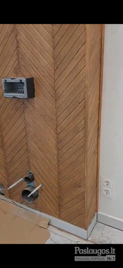 Pakabinamo klozeto vietos apdaila medziu